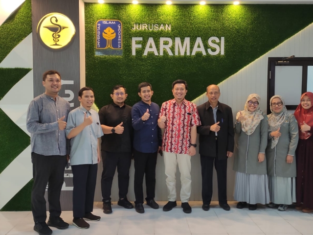 Kunjungan Studi Fakultas Farmasi Universitas Megarezky di Jurusan Farmasi UII