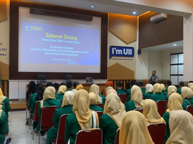 Siswa Siswi SMKF Bogor Kunjungi Farmasi UII
