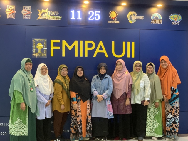 Kunjungan Benchmark Fakultas Kedokteran UPN Veteran Jakarta ke Farmasi UII
