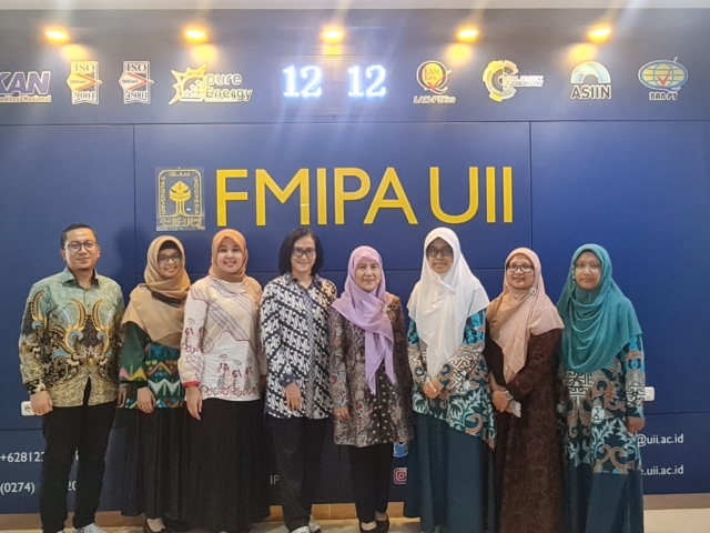 Benchmarking Prodi Magister Farmasi Sekolah Tinggi Ilmu Farmasi Yayasan Pharmasi Semarang