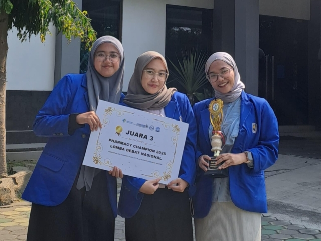 Sofa Tasya dkk Raih Juara 3 Lomba Debat Pharmachamp 2025