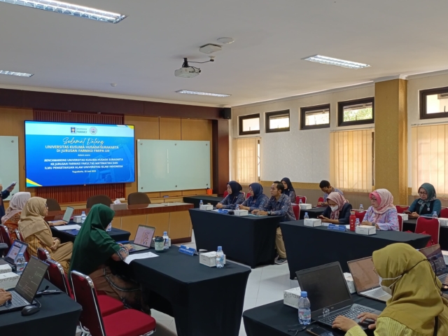 Universitas Kusuma Husada Lakukan Benchmark ke Farmasi UII